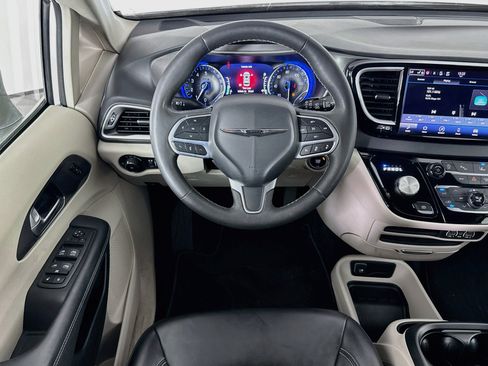 Used 2023 Chrysler Pacifica Touring-L FWD image 15