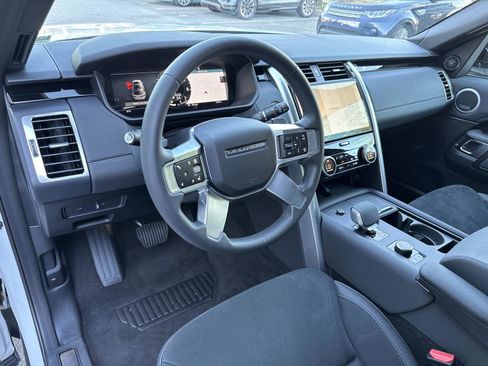 Certified 2025 Land Rover Discovery S image 23