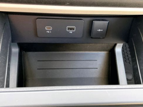 Used 2023 Land Rover Defender 110 SE image 38