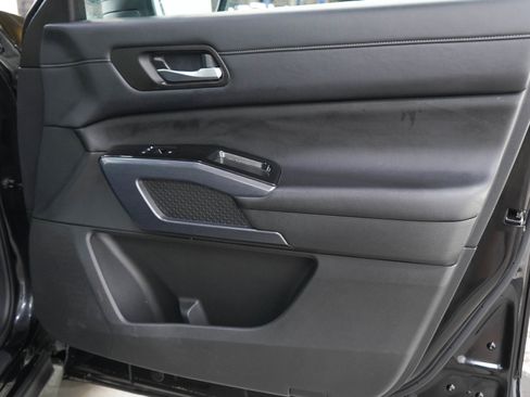 Used 2023 Nissan Pathfinder SL AWD/4WD image 9