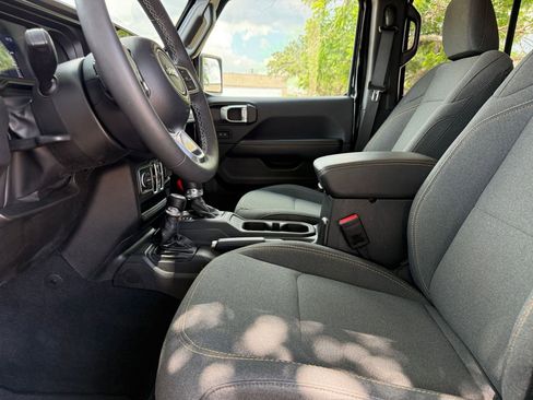 Used 2025 Jeep Wrangler Unlimited Sahara AWD/4WD image 28