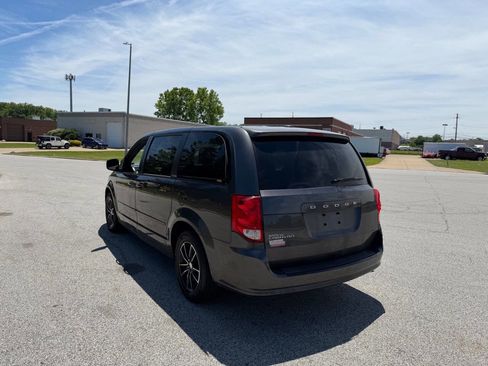 Used 2017 Dodge Grand Caravan SE FWD image 3