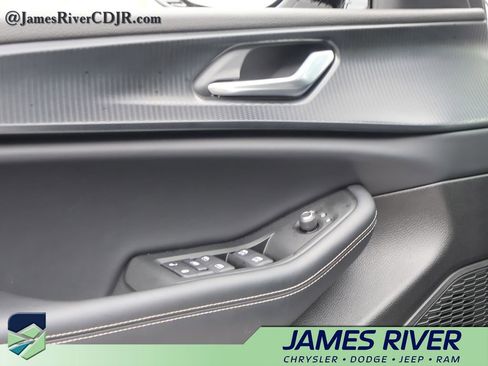 Used 2025 Jeep Grand Cherokee Altitude AWD/4WD image 22