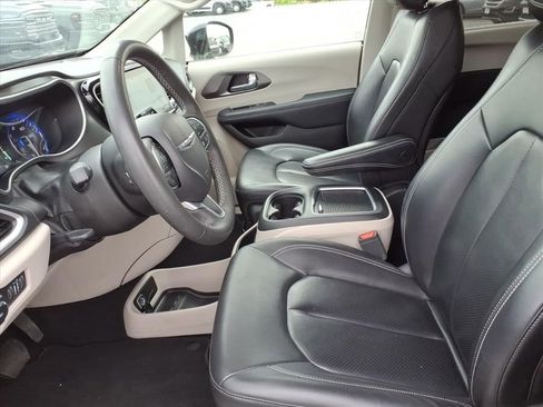 Certified 2024 Chrysler Pacifica Touring-L FWD image 8