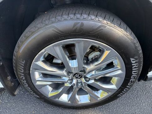 Used 2024 Toyota Highlander Limited AWD/4WD image 12