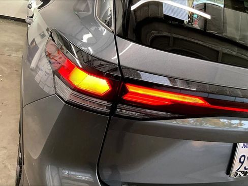 Used 2025 Volkswagen Tiguan SE image 30