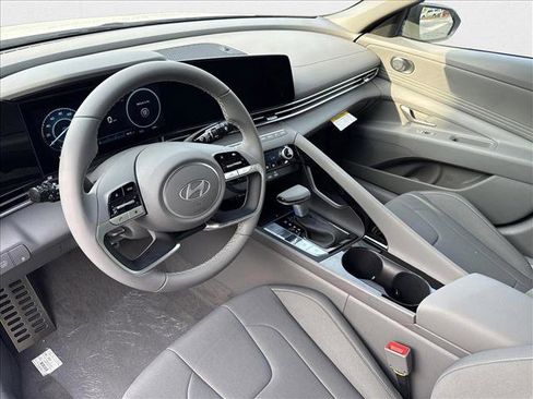 New 2025 Hyundai Elantra SEL image 3