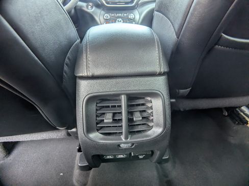 Used 2022 Jeep Cherokee Limited AWD/4WD image 15