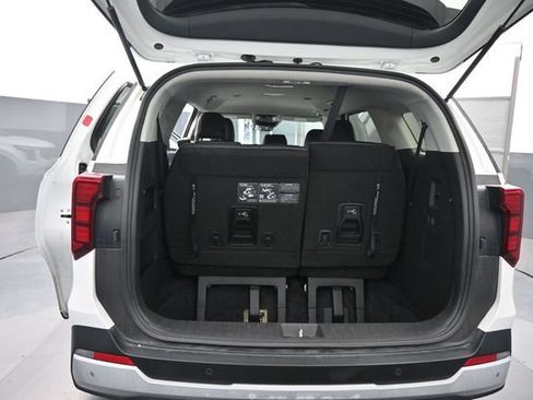 Used 2025 Kia Carnival FWD image 8