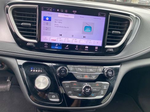 Used 2022 Chrysler Pacifica Touring-L w/ S Appearance Package image 11