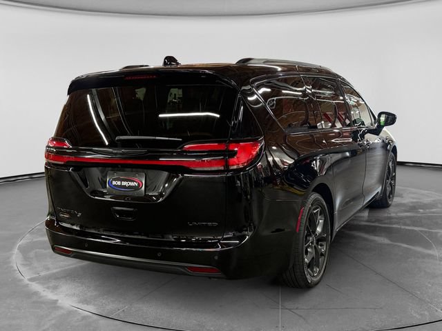 Used 2025 Chrysler Pacifica Limited FWD image 3