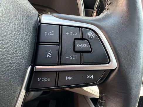 Used 2024 Toyota Highlander XLE AWD/4WD image 37