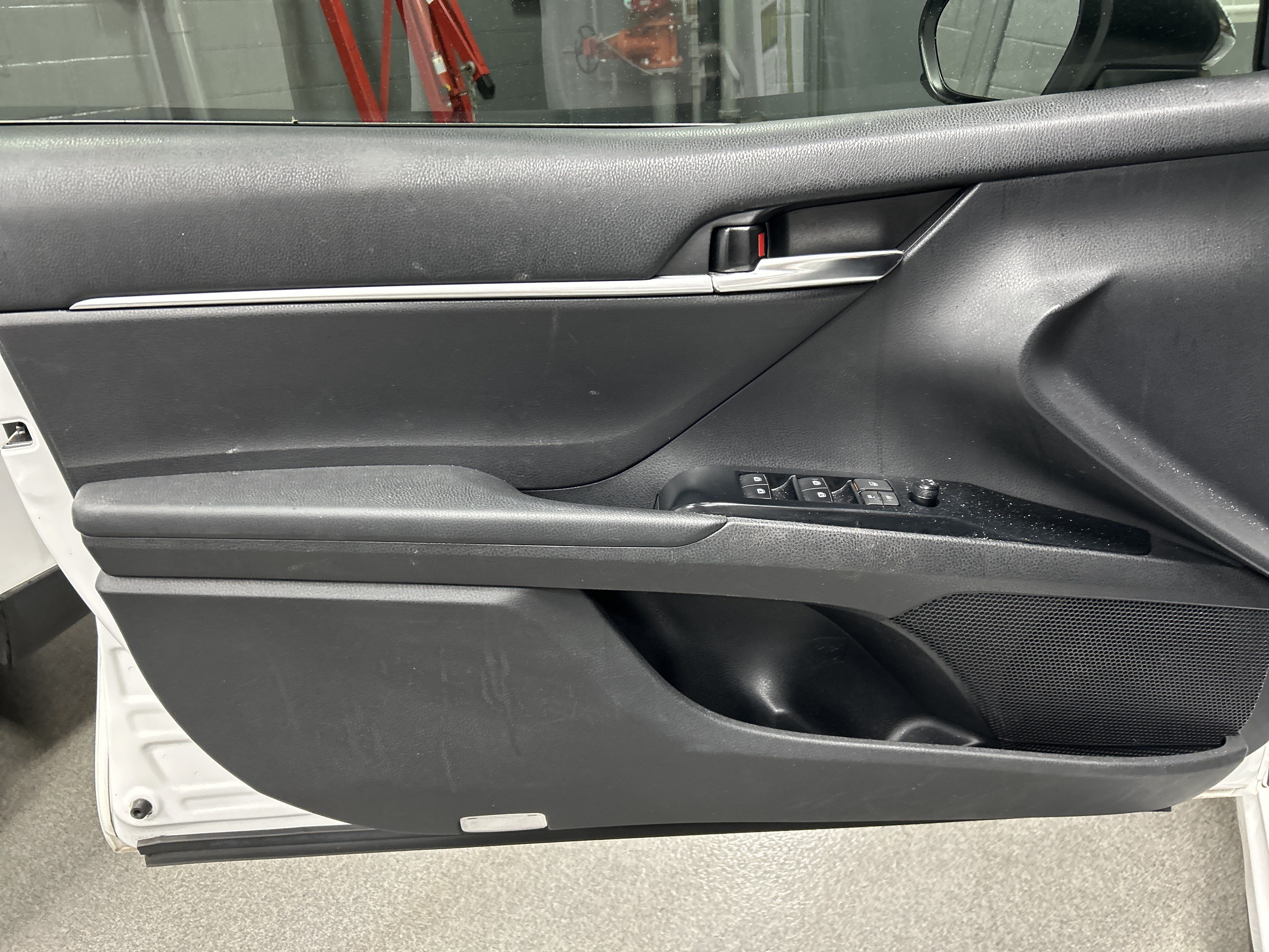 Used 2019 Toyota Camry SE FWD image 7
