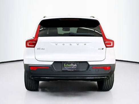 Used 2023 Volvo XC40 B5 Plus image 7