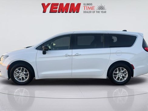 Used 2025 Chrysler Voyager LX image 6