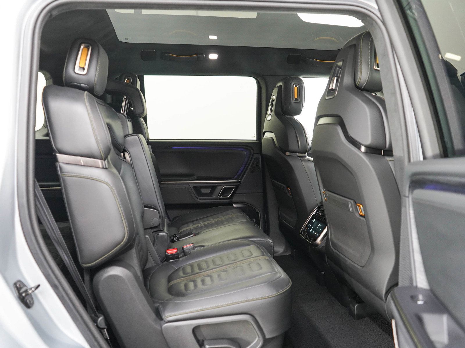 Used 2024 Rivian R1S Adventure Dual AWD/4WD image 11