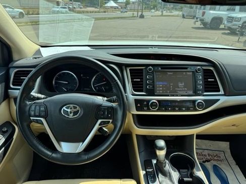Used 2019 Toyota Highlander XLE AWD/4WD image 17