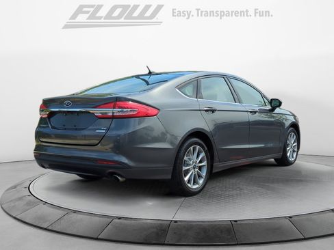 Used 2017 Ford Fusion SE w/ Fusion SE Technology Package FWD image 9