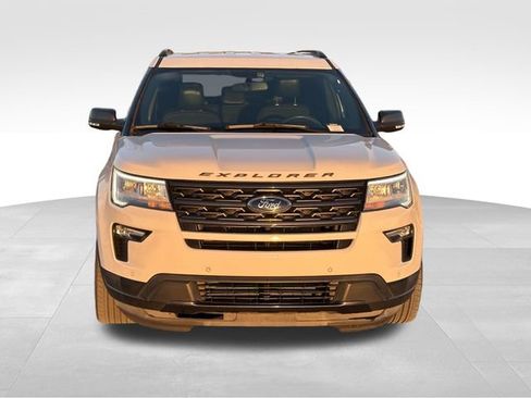 Used 2018 Ford Explorer XLT w/ Equipment Group 202A image 7