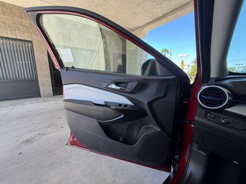 Used 2025 Chevrolet Trax LT FWD image 18