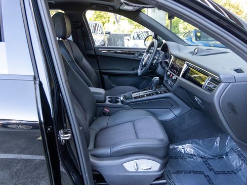 Certified 2025 Porsche Macan image 57