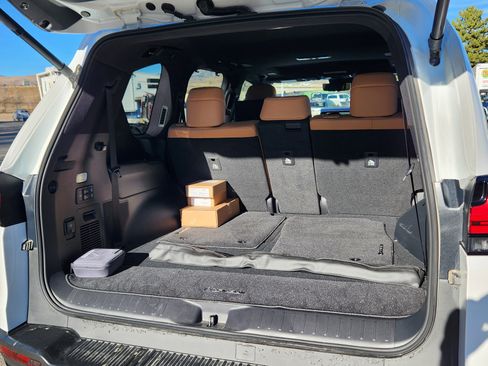 Used 2025 Lexus LX 600 4WD w/ Luxury Package image 21