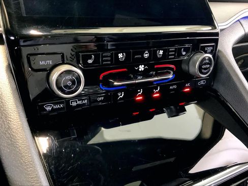 Used 2022 Jeep Grand Cherokee L Overland w/ Luxury Tech Group IV AWD/4WD image 35