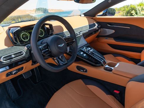 Used 2025 Aston Martin V8 Vantage Coupe RWD image 14