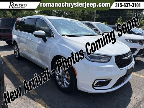 Used 2023 Chrysler Pacifica Touring-L AWD/4WD image 1