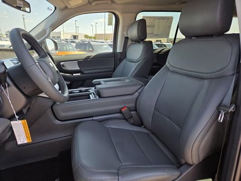 New 2026 Ford Expedition Active image 9