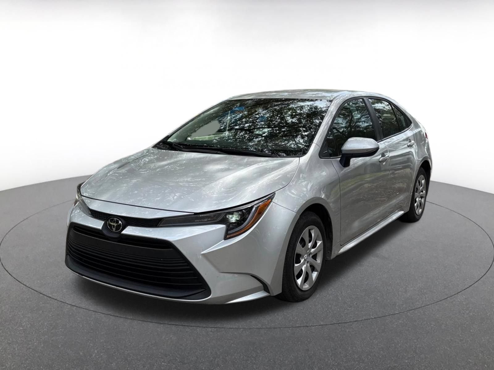 Used 2025 Toyota Corolla LE FWD image 4