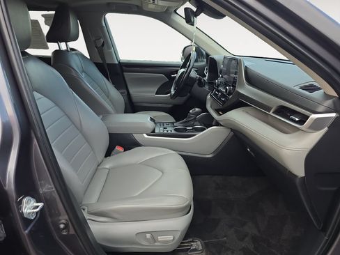 Used 2023 Toyota Highlander XLE AWD/4WD image 10