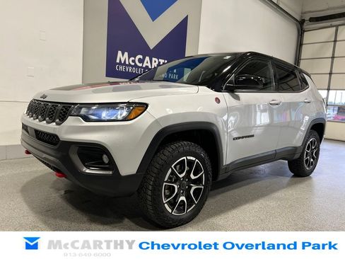 Used 2025 Jeep Compass Trailhawk AWD/4WD image 9