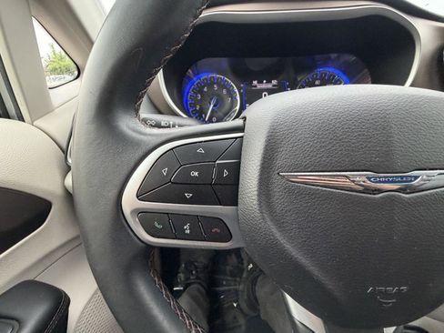 Used 2018 Chrysler Pacifica Touring-L FWD image 17