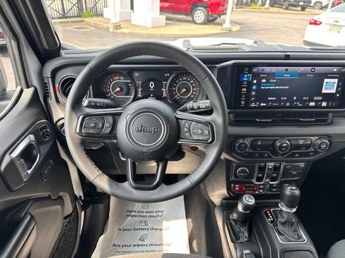 Used 2025 Jeep Wrangler Unlimited Rubicon AWD/4WD image 27