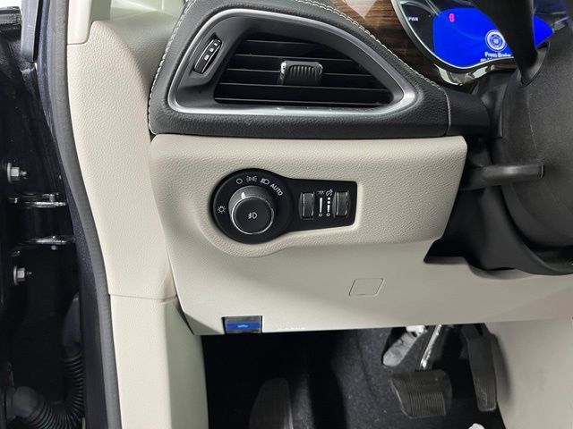 Used 2021 Chrysler Pacifica Limited FWD image 18