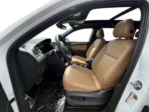 Used 2024 Volkswagen Tiguan SE R-Line AWD/4WD image 9