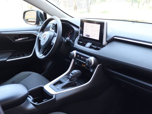 Used 2025 Toyota RAV4 XLE FWD image 36