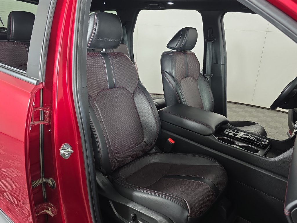 Used 2025 Honda Pilot Black Edition image 30
