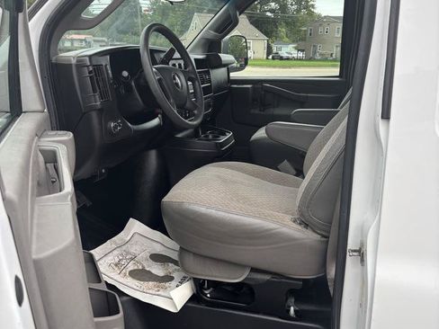 Used 2017 GMC Savana 2500 Extended RWD image 9