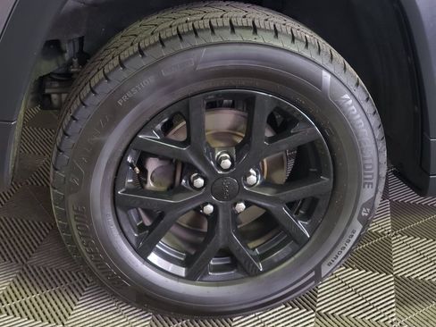 Used 2024 Jeep Grand Cherokee Altitude AWD/4WD image 5