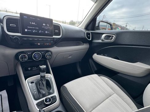 Used 2023 Hyundai Venue SEL image 17