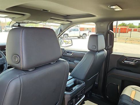 Used 2025 GMC Sierra 1500 AT4 w/ AT4 Premium Package AWD/4WD image 9