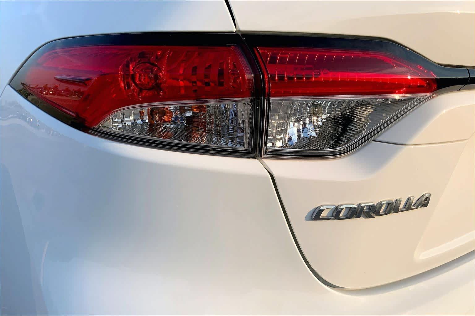 Used 2020 Toyota Corolla LE w/ LE Premium Package FWD image 28