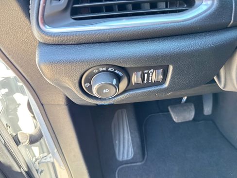 Used 2026 Chrysler Pacifica Limited image 17