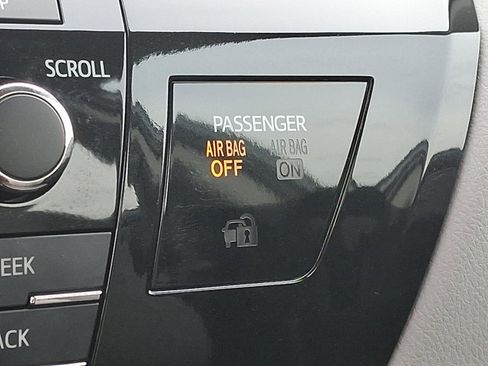 Used 2015 Toyota Corolla LE image 24