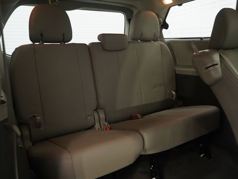 Used 2020 Toyota Sienna XLE image 15