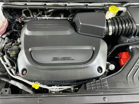 Used 2024 Chrysler Pacifica Touring-L FWD image 30