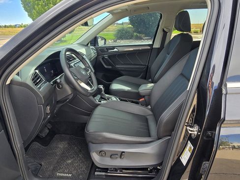 Used 2023 Volkswagen Tiguan SE w/ Panoramic Sunroof Package FWD image 13