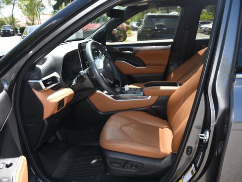 Used 2024 Toyota Highlander Platinum FWD image 8
